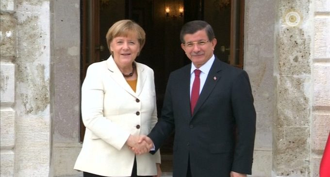 Merkel se encontra com Davutoglu para debater a questão de imigrantes