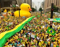 Protesto no Brasil, silêncio e ditadura na Turquia