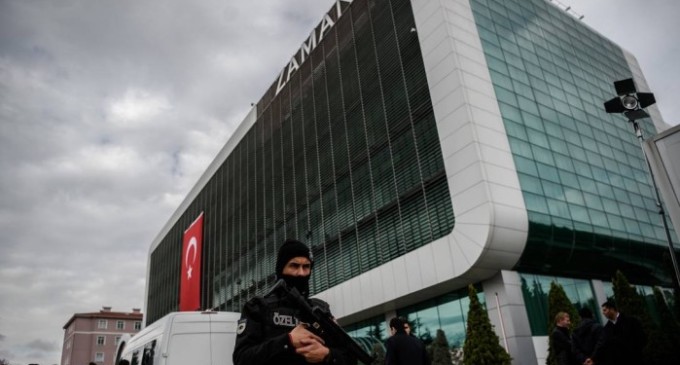 ‘Vivemos sob a ameaça de sermos presos’, conta jornalista turco