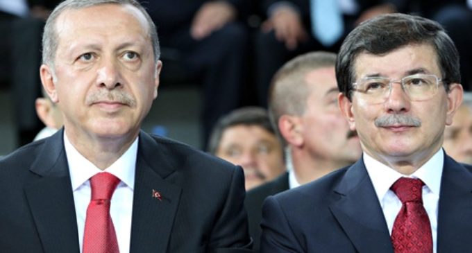 Erdogan destrói o aliado Davutoglu por poder