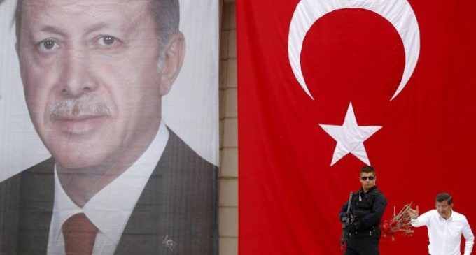 Erdogan consolida poder ao forçar renúncia do premier