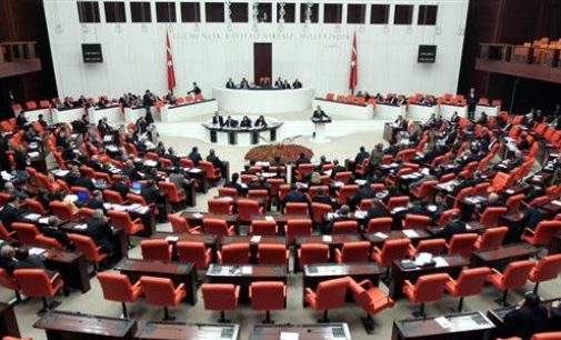 Parlamento da Turquia retira imunidade de legisladores