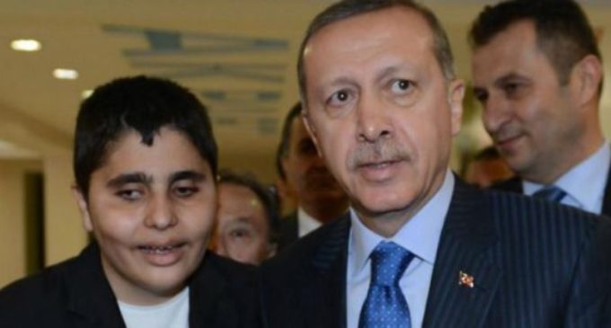 Jornalista deficiente visual detido por “insultar Erdogan”