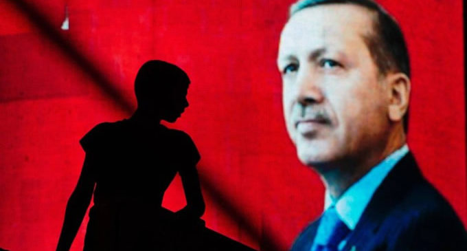 Erdogan: Silenciando críticas para permanecer no poder