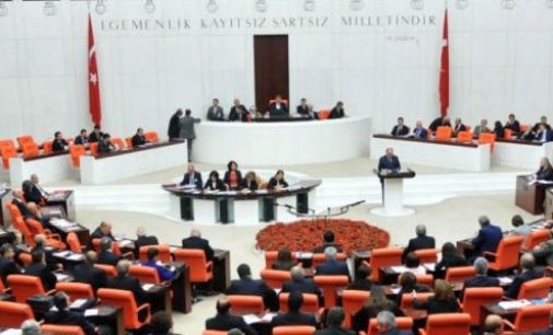 Parlamento Turco aprova estado de emergência de três meses