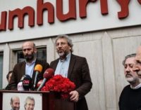 Editor-chefe e colunista do Cumhuriyet detidos pela polícia, pedido de prisão emitido para Can Dundar