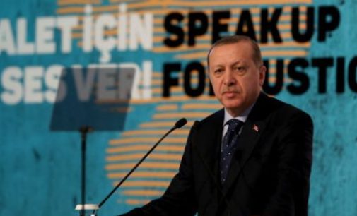Erdogan ameaça abrir os portões das fronteiras para os refugiados após votação do PE