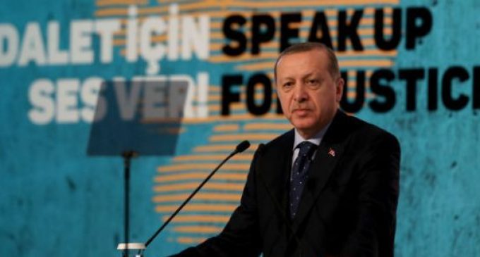 Erdogan ameaça abrir os portões das fronteiras para os refugiados após votação do PE