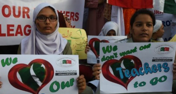 Estudantes do Paquistão protestam contra a decisão do governo de deportar os professores turcos