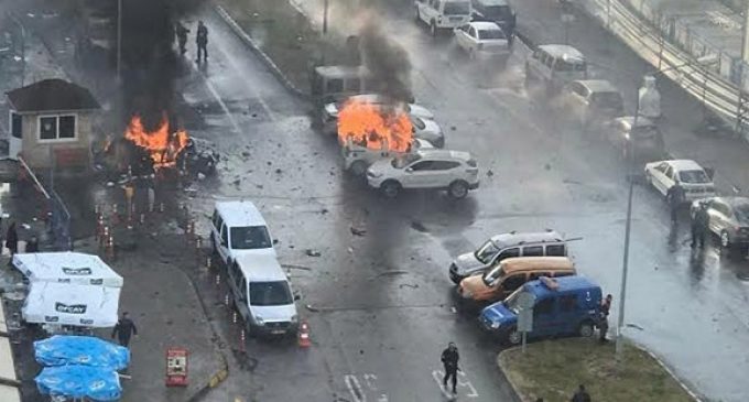 2 mortos e ao menos 7 feridos em atentado com carro bomba em Esmirna