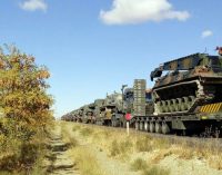 Turquia movimenta veículos blindados e tanques para sua fronteira com a Síria