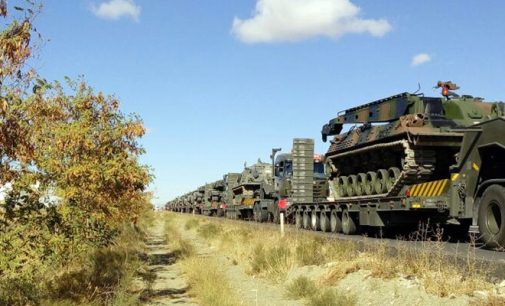 Turquia movimenta veículos blindados e tanques para sua fronteira com a Síria