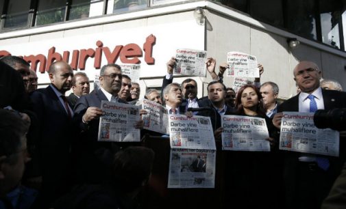 Turquia emite ordem de detenção contra 35 jornalistas acusados de golpismo