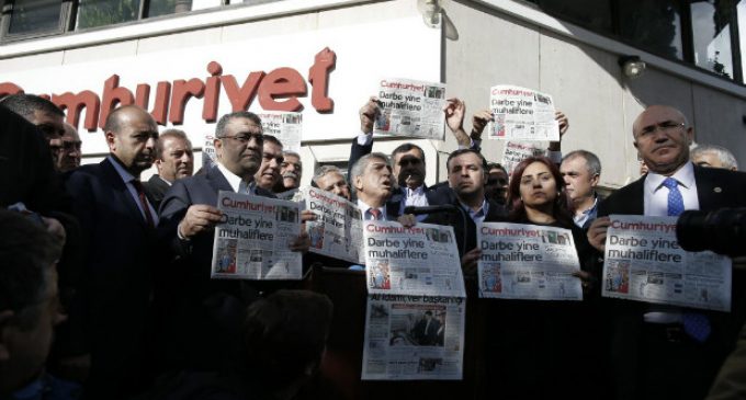 Erdogan mantém cerco à imprensa, e ameaça se estende a jornalistas estrangeiros