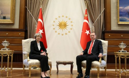 De olho no aumento do comércio, Premiê britânica Theresa May se reúne com Erdogan