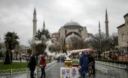 Santa Sofia ( Hagia Sophia ) deve ser aberta para a oração muçulmana pelo AKP