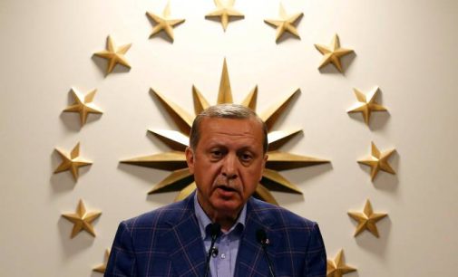 Turquia: UE pede investigação sobre irregularidades em referendo
