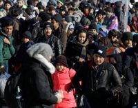 Um ano após acordo entre UE e Turquia, migrantes ainda aguardam na Grécia pela chance de seguir viagem