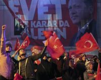 Equipe observadora diz ter sido retida em referendo na Turquia