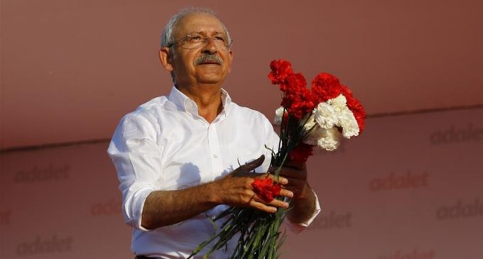 O líder turco da CHP termina 450 km de protesto com manifestação