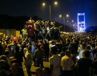 Mistérios, e uma repressão, persistem um ano após a tentativa fracassada de golpe na Turquia