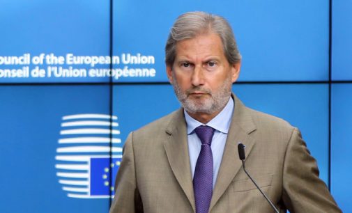 Comissário da União Europeia diz que a Turquia está se distanciando dos valores europeus