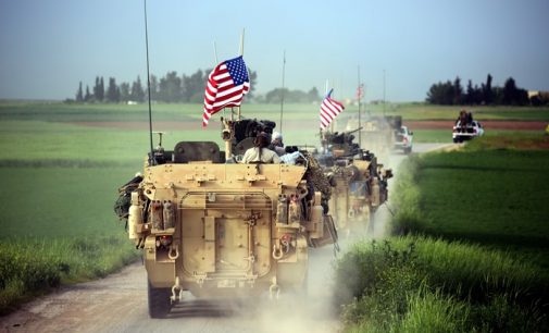 Agência de notícias russa: EUA enviam 60 caminhões de equipamentos militares para Forças Sírias