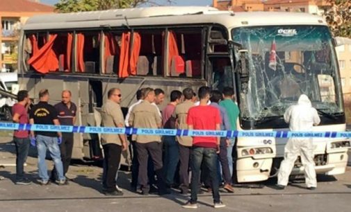 10 feridos em explosão de bomba em İzmir dirigida a ônibus de prisão