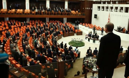 Parlamento Turco abolido com os novos decretos do governo, dizem deputados de oposição