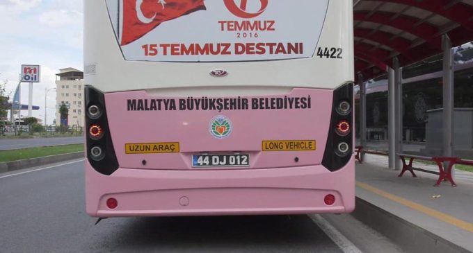 Cidade na Turquia lança ônibus rosa exclusivo para mulheres para combater assédio sexual