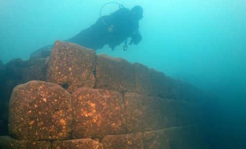 Castelo submerso de 3 mil anos é encontrado em lago na Turquia