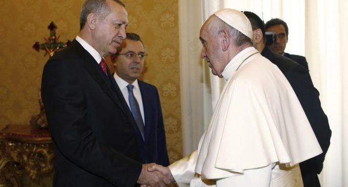 Papa presenteia presidente turco com medalhão contra a guerra