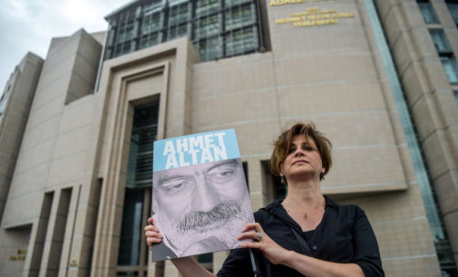 Seis jornalistas turcos condenados a prisão perpétua