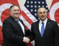 Pompeo e Cavusoglu se reúnem para discutirem a Síria e as questões bilaterais entre Turquia e EUA