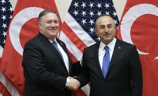 Pompeo e Cavusoglu se reúnem para discutirem a Síria e as questões bilaterais entre Turquia e EUA