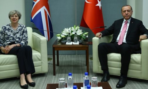 HRW exorta May a falar claramente sobre direitos humanos durante visita de Erdogan