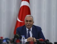 Ministro da agricultura da Turquia dá tapa em jornalista por causa de pergunta