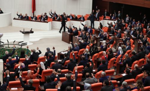Rostos novos no parlamento turco refletem um cenário político em mudança