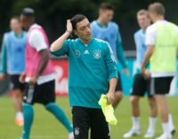 Ozil, jogador de futebol alemão, deixa seleção citando discriminação