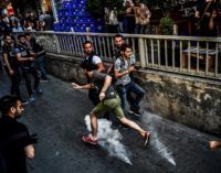 Ativistas recebidos com gás lacrimogêneo e balas de borracha na Parada do Orgulho Gay em Istambul