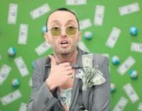 Cantor pop acusado de ser “golpista” por uso de notas de dólar em videoclipe