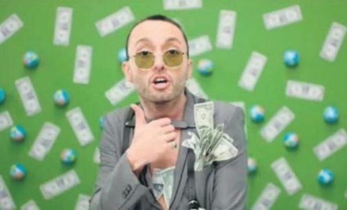 Cantor pop acusado de ser “golpista” por uso de notas de dólar em videoclipe