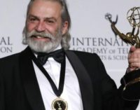 Ator turco Haluk Bilginer vence prêmio no Emmy