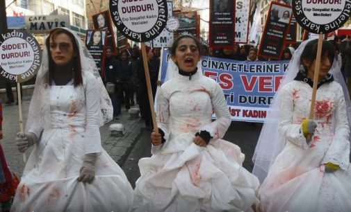 Na Turquia, homem que estuprar menor poderá ser perdoado se casar com a vítima