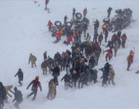 Avalanches matam pelo menos 33, incluindo o resgate, na Turquia