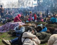 Turquia evacua centenas de migrantes da fronteira grega em meio a pandemia