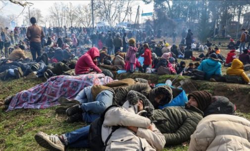 Turquia evacua centenas de migrantes da fronteira grega em meio a pandemia