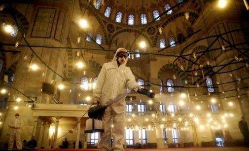Turquia suspende orações coletivas em mesquitas devido a coronavírus