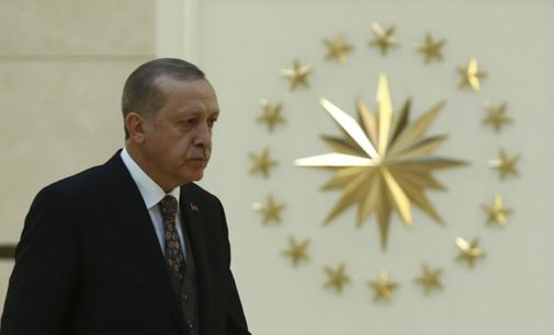 O índice de aprovação de Erdoğan continuou seu declínio em fevereiro