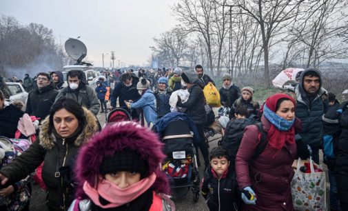 Os refugiados em Pazarkule que se tornaram peças no jogo de Erdogan